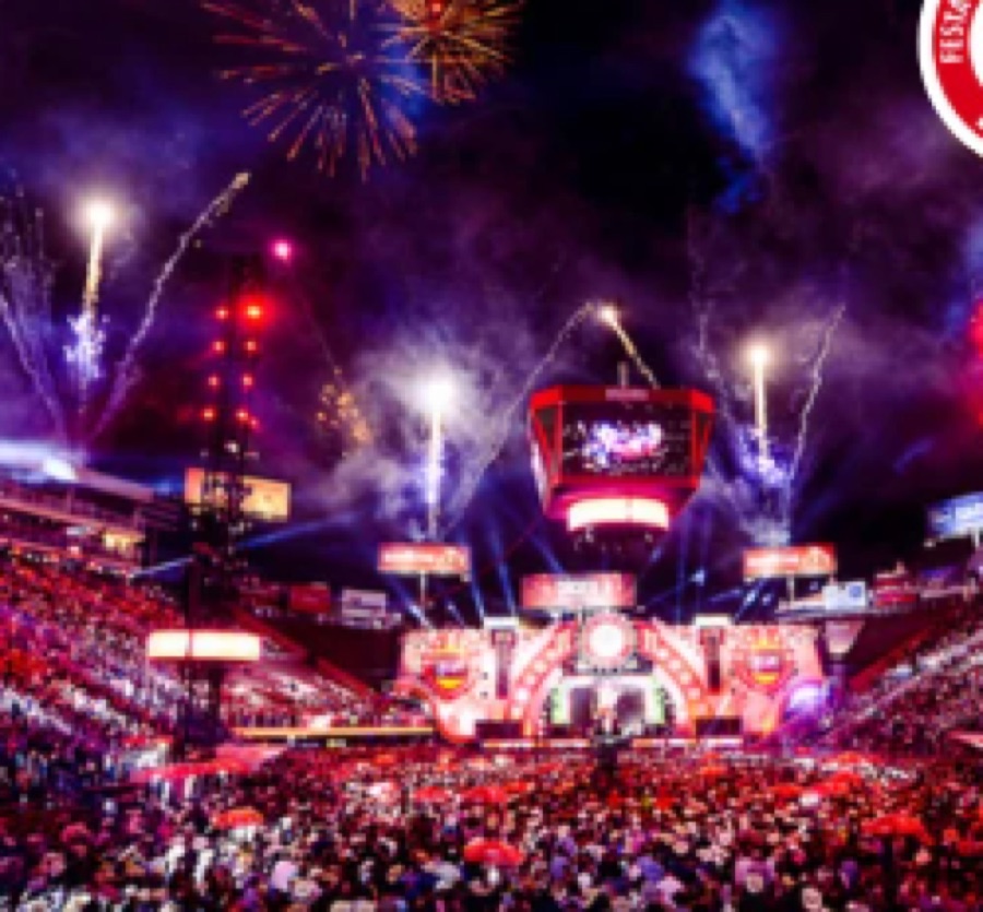 Grande evento com palco, público e fogos